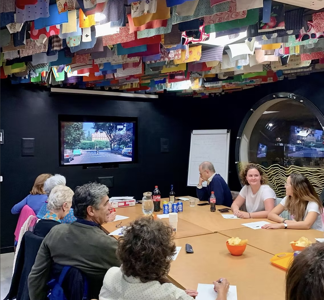 Clase de idiomas en la academia